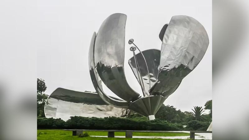 Tormenta en Argentina: Colapsó la icónica escultura Floralis Genérica de Recoleta - La Nación