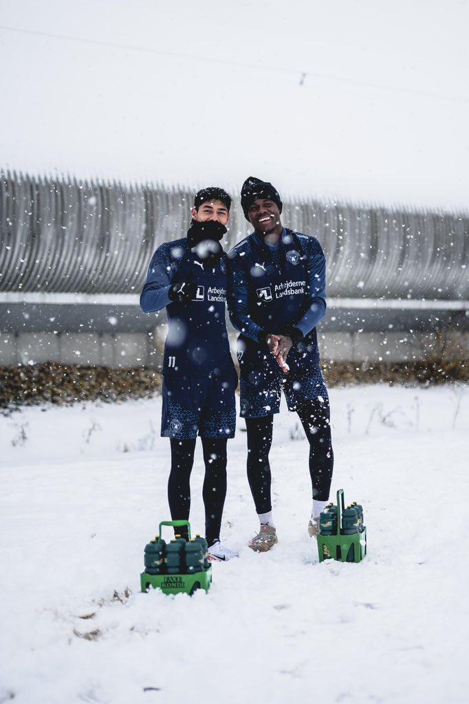 El frío y la nieve tendrán dos meses sin jugar a Darío Osorio. / Foto: @fcmidtjylland