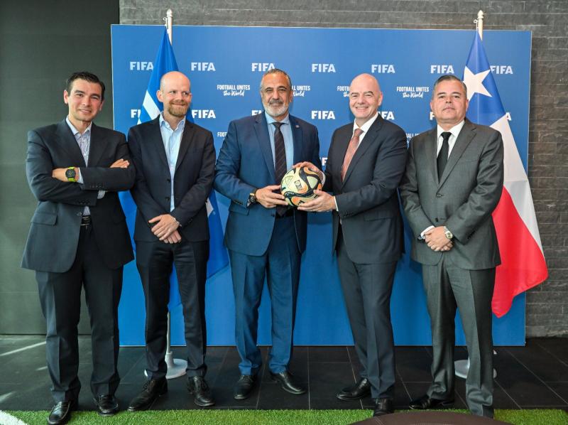 Pablo Milad junto a Gianni Infantino confirman que el Mundial Sub 20 se realizará en Chile - Créditos: ANFP