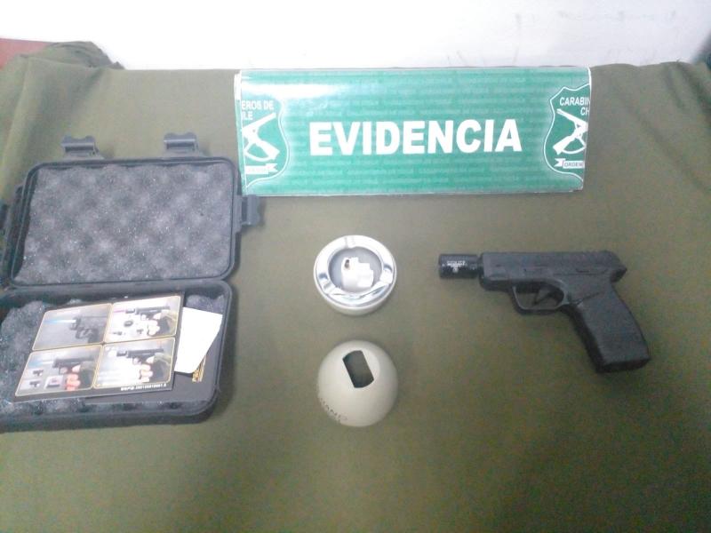 Carabineros detuvo a hombre que ingresó con pistola a Metro: Era un encendedor