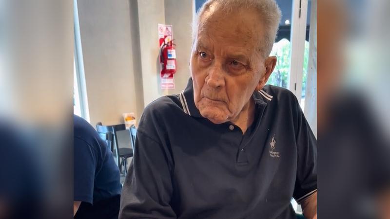 TikTok/holasoyflor00 - Abuelo de 91 años ve por primera vez un QR para escanear la carta