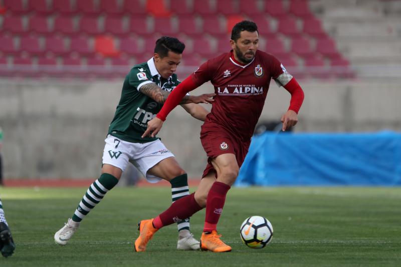 Leyenda del fútbol chileno habría iniciado negociaciones para tomar control de club. Imagen: Photosport.