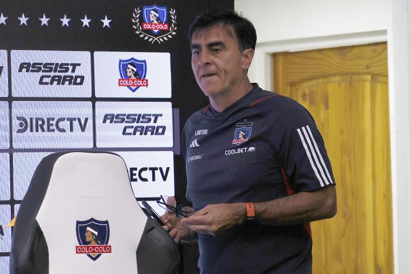 Gustavo Quinteros emocionó a pequeño hincha de Colo Colo - Crédito: Photosport