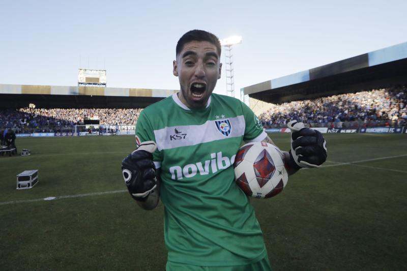 Gabriel Castellón festeja el título de Primera División junto a sus compañeros de Huachipato. Imagen: Photosport.