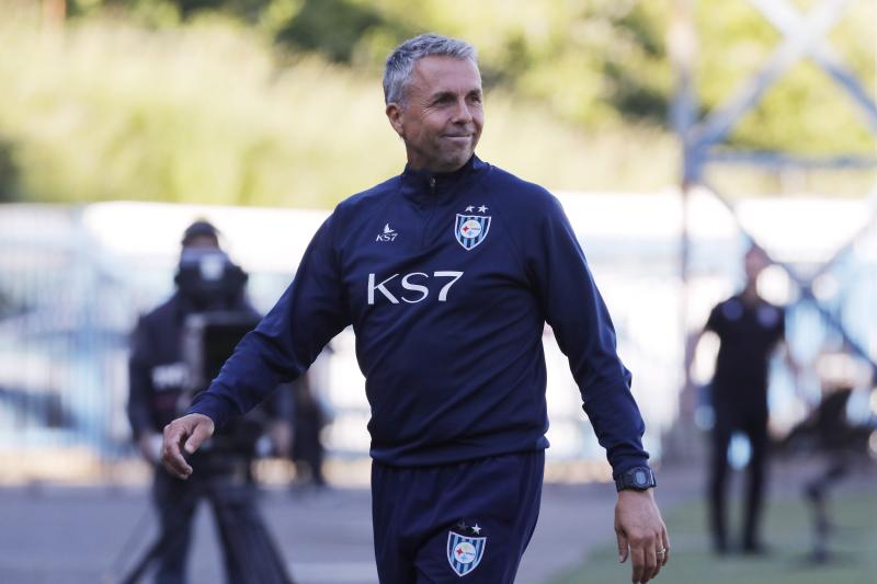 En Huachipato proponen a Gustavo Álvarez al banco de la Roja . (Photosport)