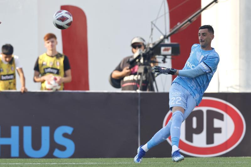 Nicolás Peranic ya tendría nuevo club en el fútbol chileno tras su salida de la UC. Imagen: Photosport.