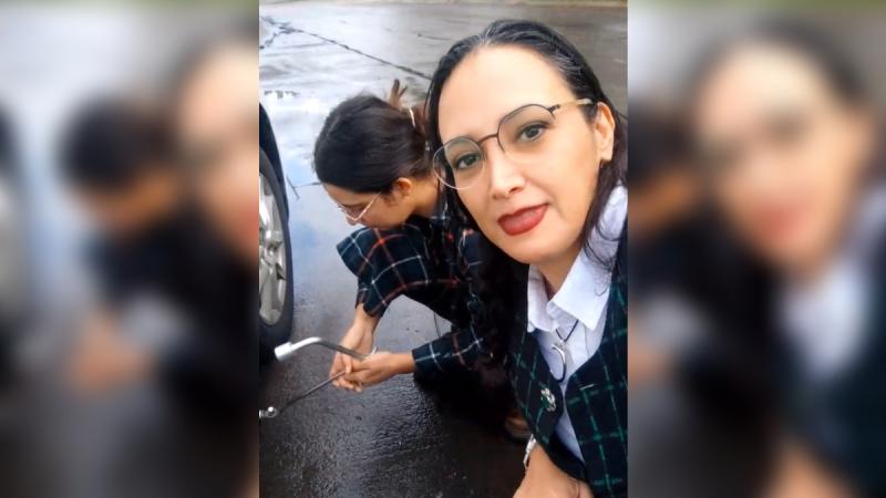 TikTok/la.jaya - Mujer reclamó que ningún hombre la ayudó a cambiar rueda del auto