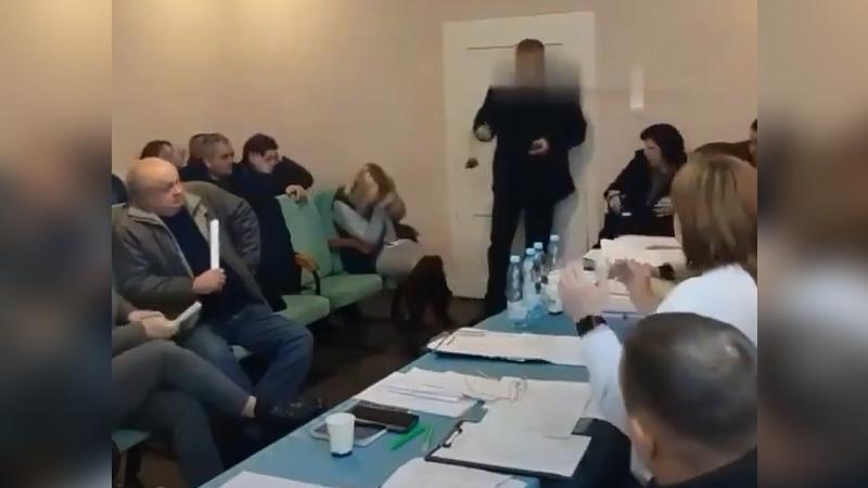 Twitter - Funcionario municipal de Ucrania lanza granadas en plena reunión