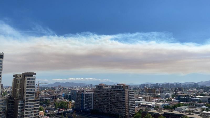 Incendio en Quilpué - Columna de huma en Santiago Centro
