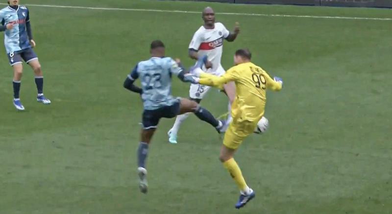 Donnarumma vio la tarjeta roja tras una darle una patada en la cara a un rival. / Foto: Captura