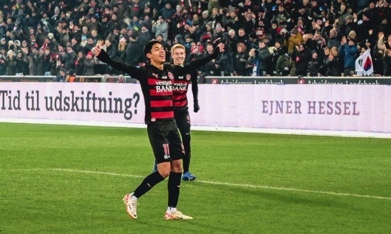 Darío Osorio marcó en el clásico danés y se llena de elogios. / @fcmidtjylland