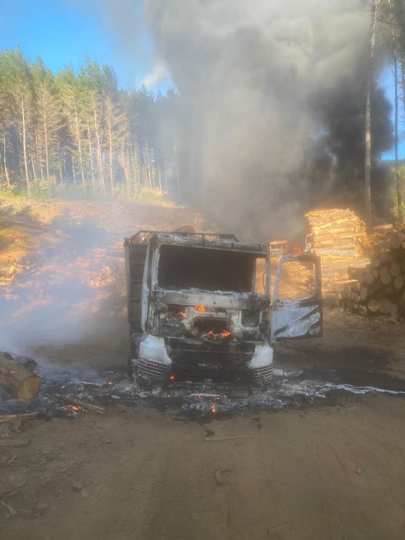Cedida - Queman cuatro camiones en Contulmo