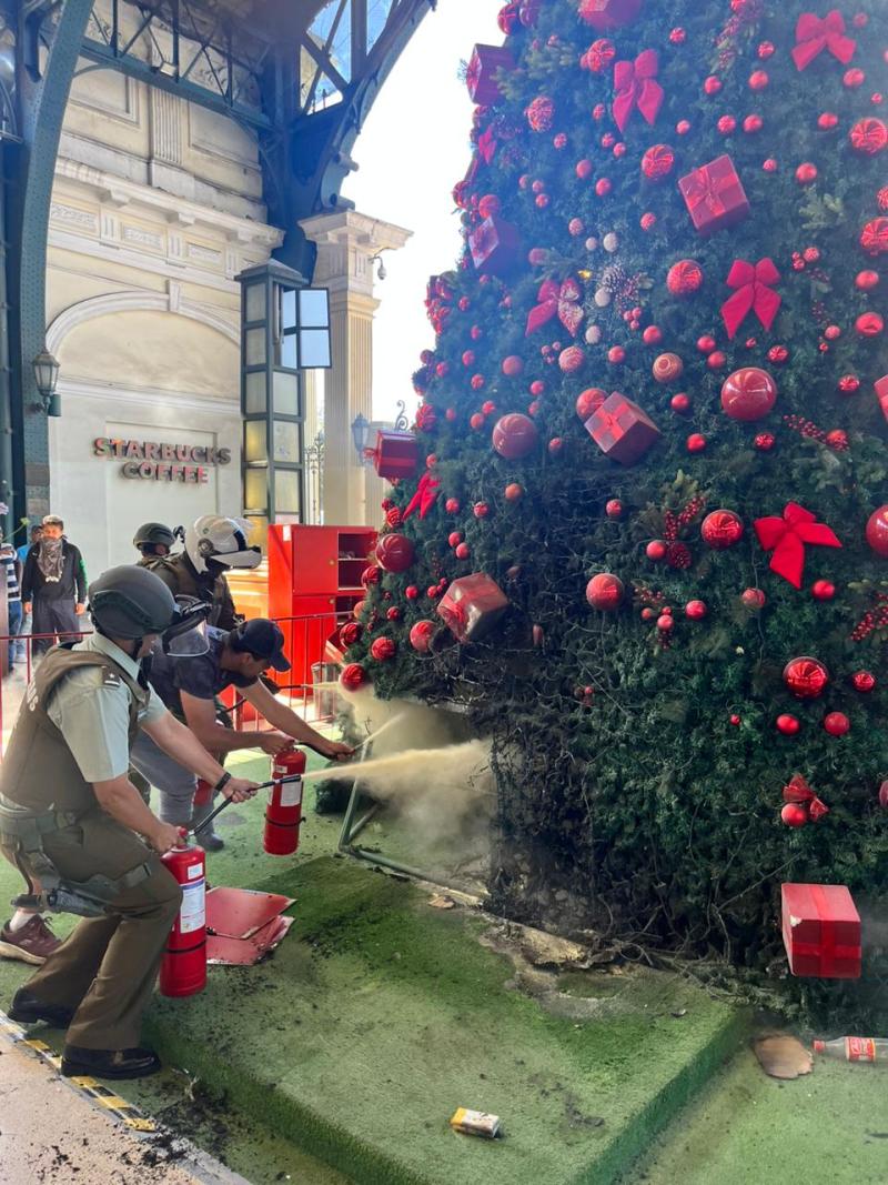 Árbol de Navidad quemado en Estación Central