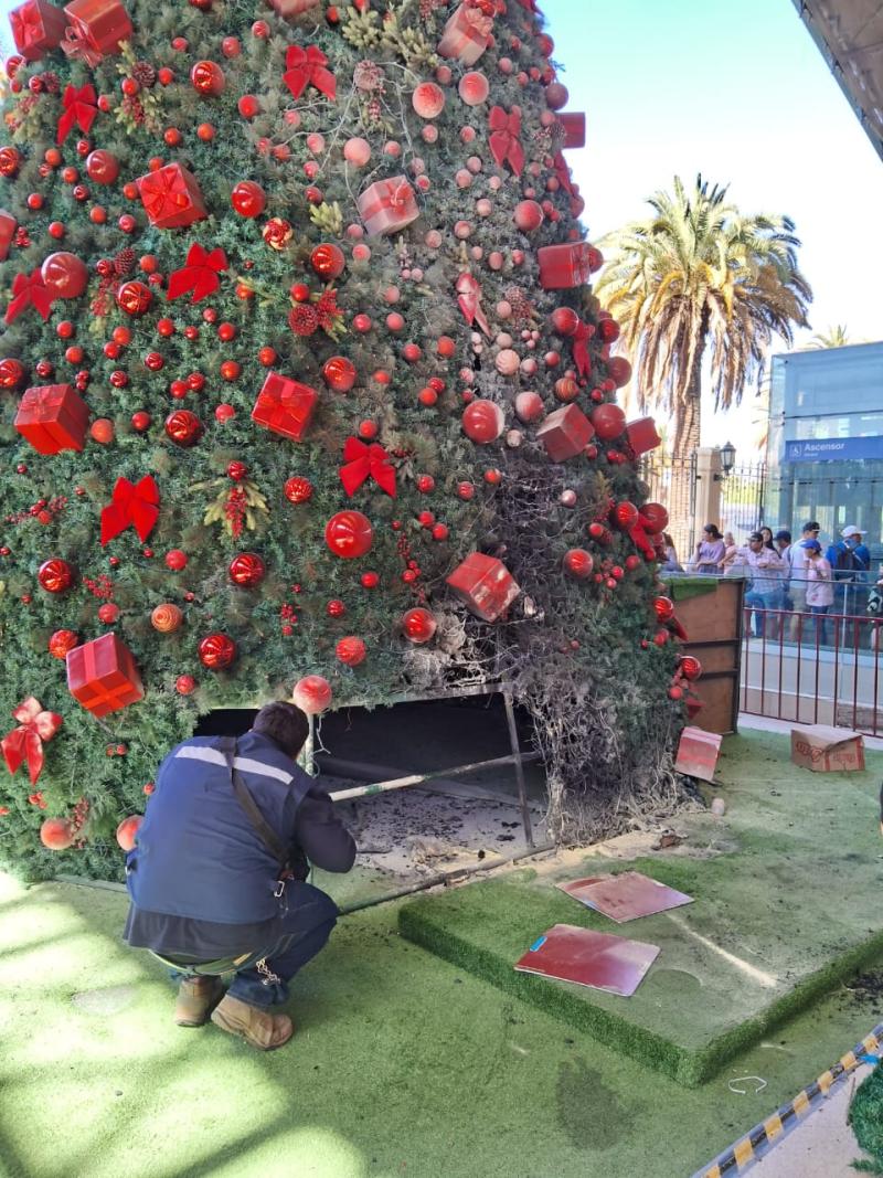 Árbol de Navidad quemado en Estación Central