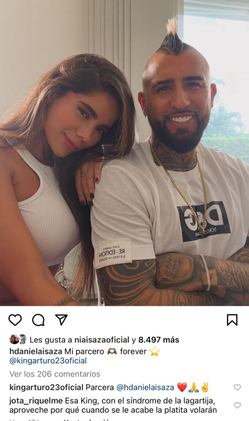 Arturo Vidal junto a la hija de Sonia Isaza. (Instagram)