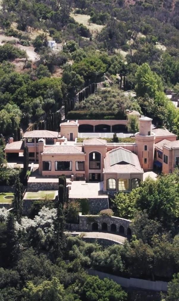 Mansión donada por Farkas está a la venta por más de $5 mil millones: Puedes agendar una visita