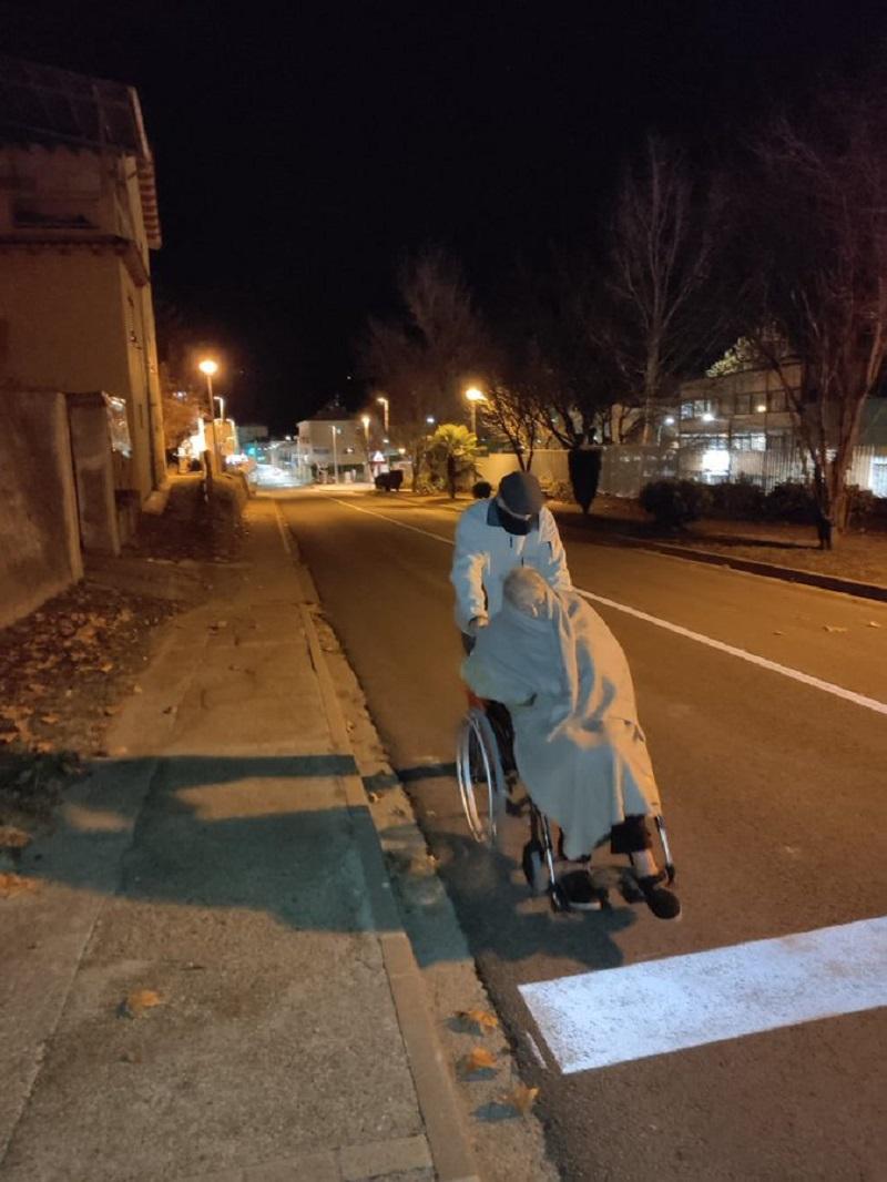 X - Adulto mayor traslada a su mujer en silla de ruedas