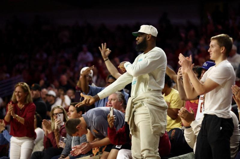Hijo de LeBron James debuta en el básquet universitario a cinco meses de sufrir infarto