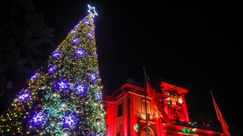 Mujer cobra a sus hijos por cena navideña