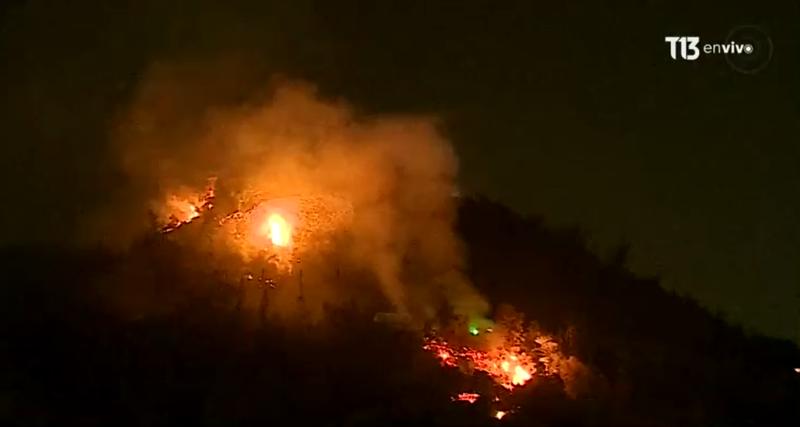 Senapred indica dos hectáreas afectadas por incendio en Cerro San Cristóbal