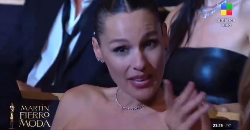 Twitter (captura) - Pampita enojada en los Martín Fierro de la Moda