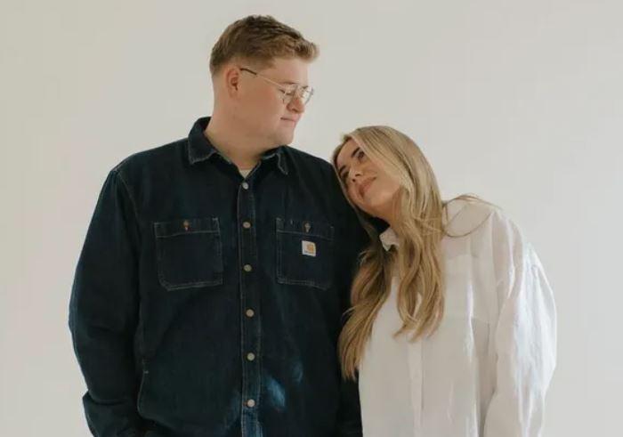 Pareja iba en camino a ver a su familia para anunciar que serían padres: Murieron en accidente automovilístico