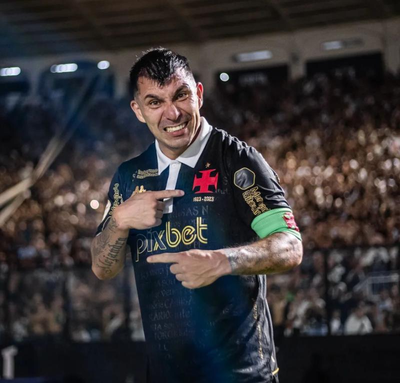 Gary Medel se vistió de héroe en Brasil - Créditos: Instagram