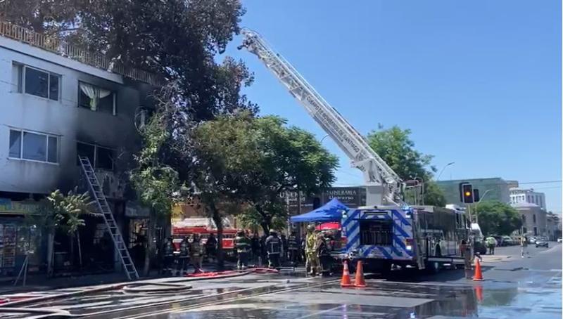 Incendio afecta local comercial de Quinta Normal: Once carros de bomberos intentan controlar las llamas