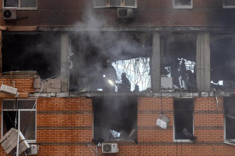 AFP - Bomberos extinguen un incendio en Ucrania provocado por el ataque
