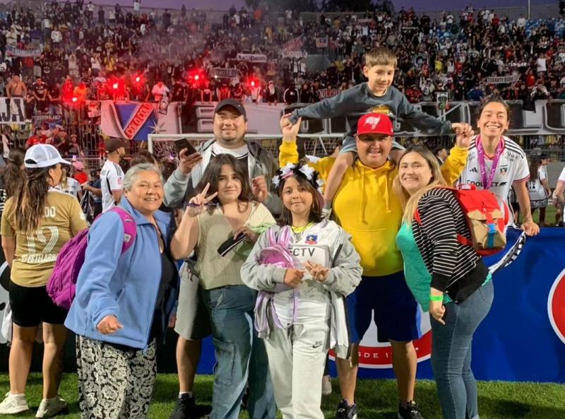 Yastin Jiménez celebrando con su familia - Créditos: Instagram