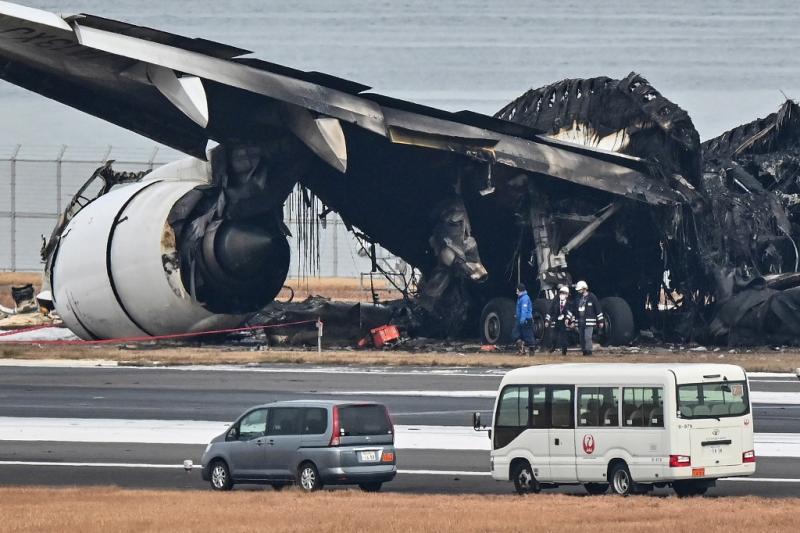 AFP - Choque de aviones: pilotos de aerolínea japonesa inicialmente no se percataron del fuego tras colisión