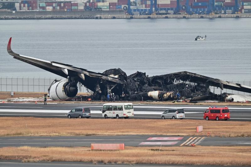Choque de aviones en japón: aerolínea dice que avión fue autorizado a aterrizar antes de colisión