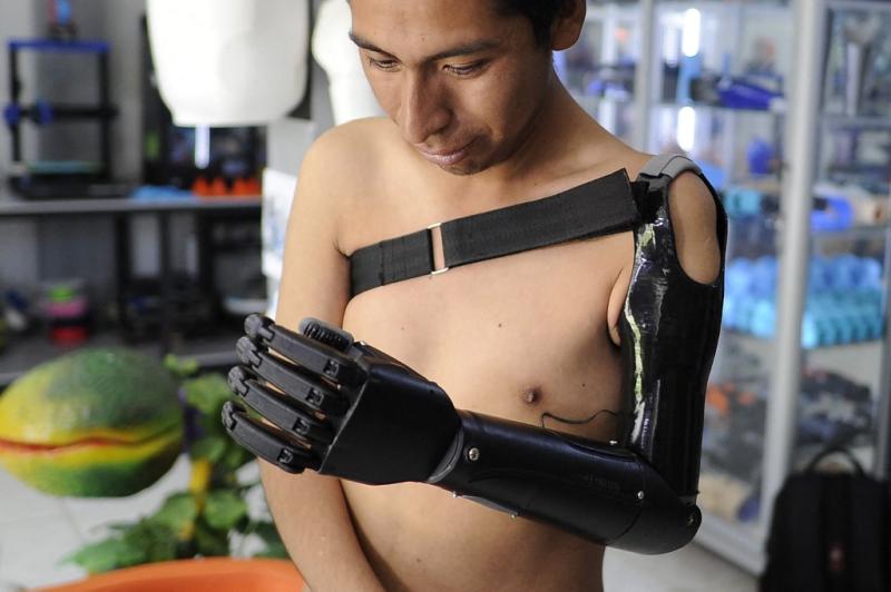 afp - Roly Mamani, el juguetero que crea y regala prótesis 3D a mutilados pobres de Bolivia