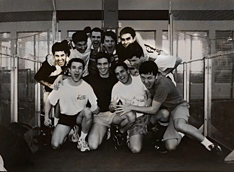 En la fotografía junto a Eric Parrado en un campeonato de fútbol en la Universidad de Nueva York.