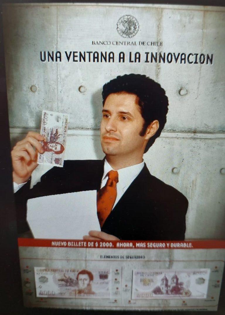 Soto en el afiche del nuevo billete de 2000 pesos.