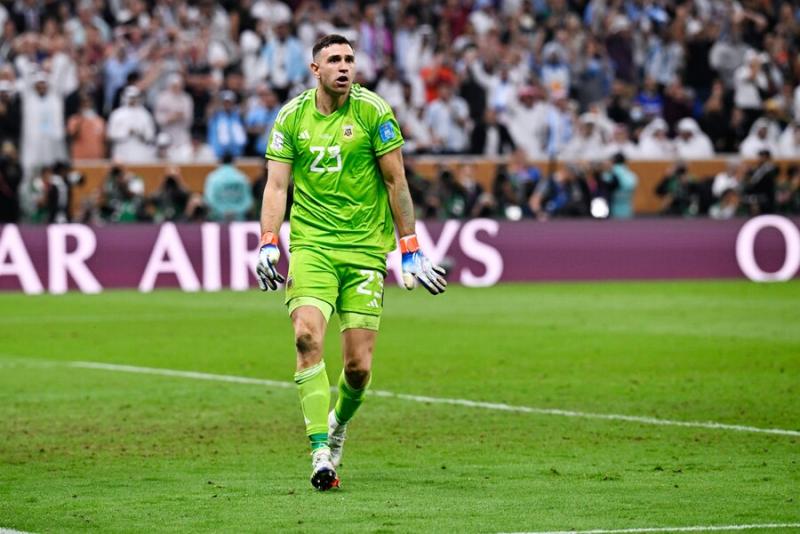 Dibu Martínez le hizo polémico gesto a Kylian Mbappé - Crédito: Photosport.