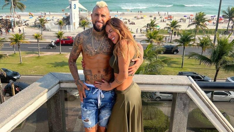 Arturo Vidal querría irse a Colombia por una decisión familiar con su pareja, Sonia Isaza / Instagram