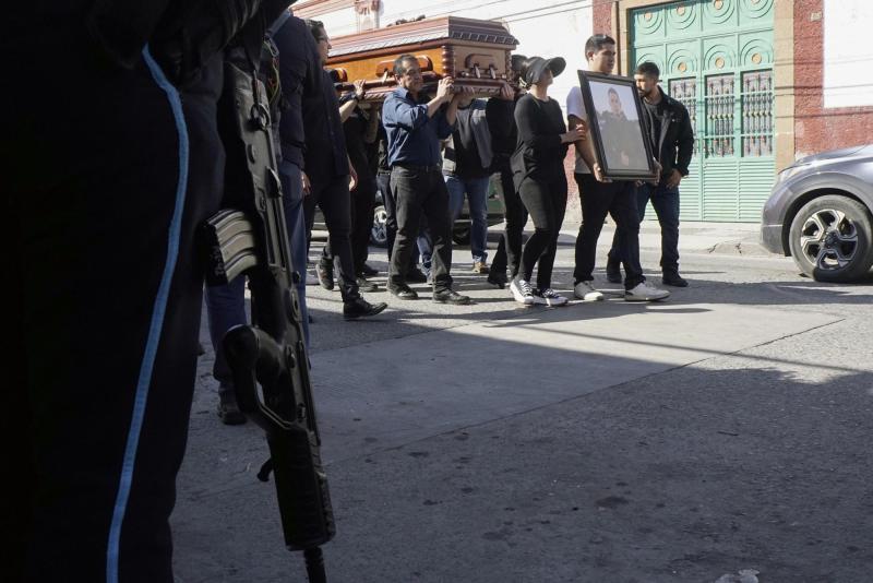 AFP - Funeral tras asesinato en México. Policías investigan uso de drones.