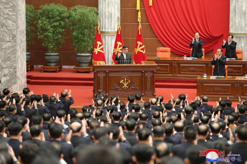 AFP PHOTO/KCNA VIA KNS - Kim Jong Un en conferencia en Corea del Norte