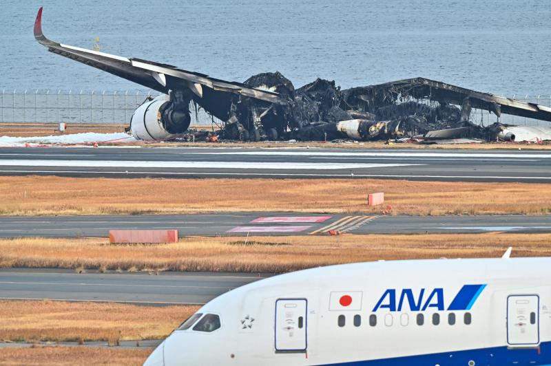 Impactantes imágenes tras grave choque de aviones en Tokio T13