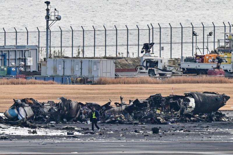 Impactantes imágenes tras grave choque de aviones en Tokio T13