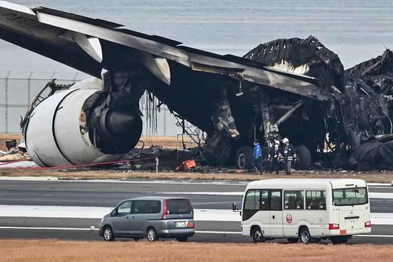 Impactantes imágenes tras grave choque de aviones en Tokio T13