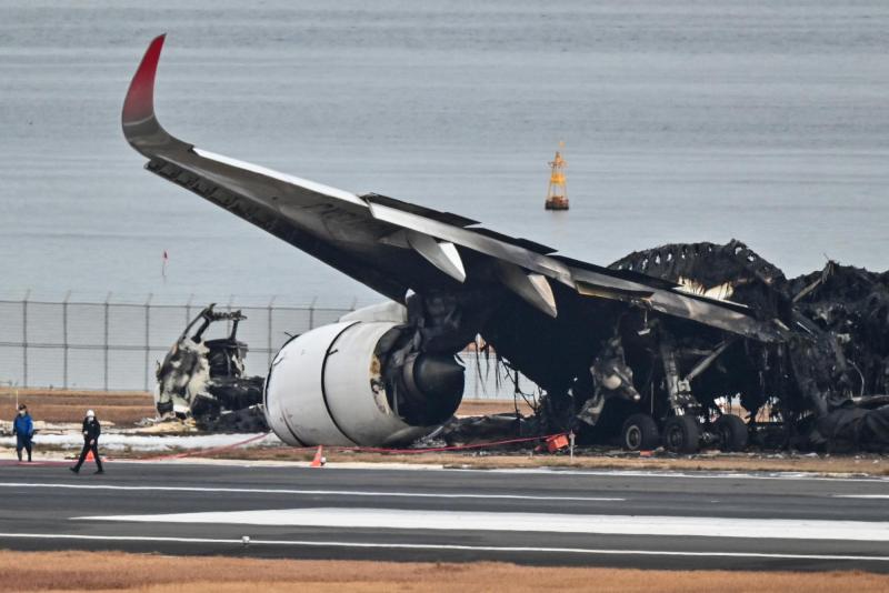 Impactantes imágenes tras grave choque de aviones en Tokio T13