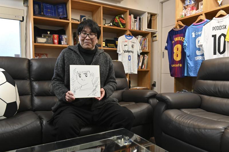 Yoichi Takahashi en enero. Muestra un dibujo de Oliver Atom con su firma - AFP