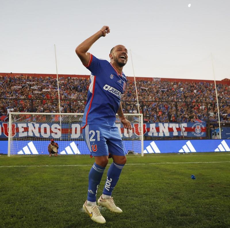 Marcelo Díaz terminó cantando con la barra de U de Chile en su redebut. / Foto: @udechileoficial
