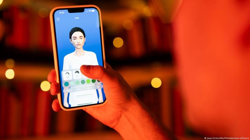 Deutsche Welle - IA | Un usuario personaliza un avatar para un chatbot personal creado con inteligencia artificial.