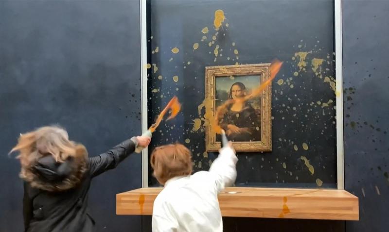 AFP - Actvistas atacaron vidrio que protege a la Mona Lisa