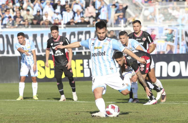 Carlos Villanueva viene de descender a la Primera B del fútbol chileno. Imagen: Agencia Uno.