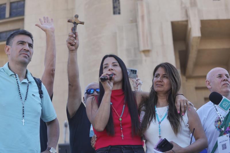 Agencia Uno - Así fue la multitudinaria visita de Leda Bergonzi al Templo Votivo de Maipú