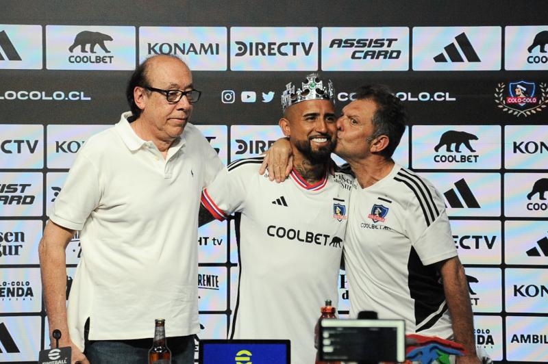 Arturo Vidal junto a Aníbal Mosa y Alfredo Stöhwing - Agencia Uno